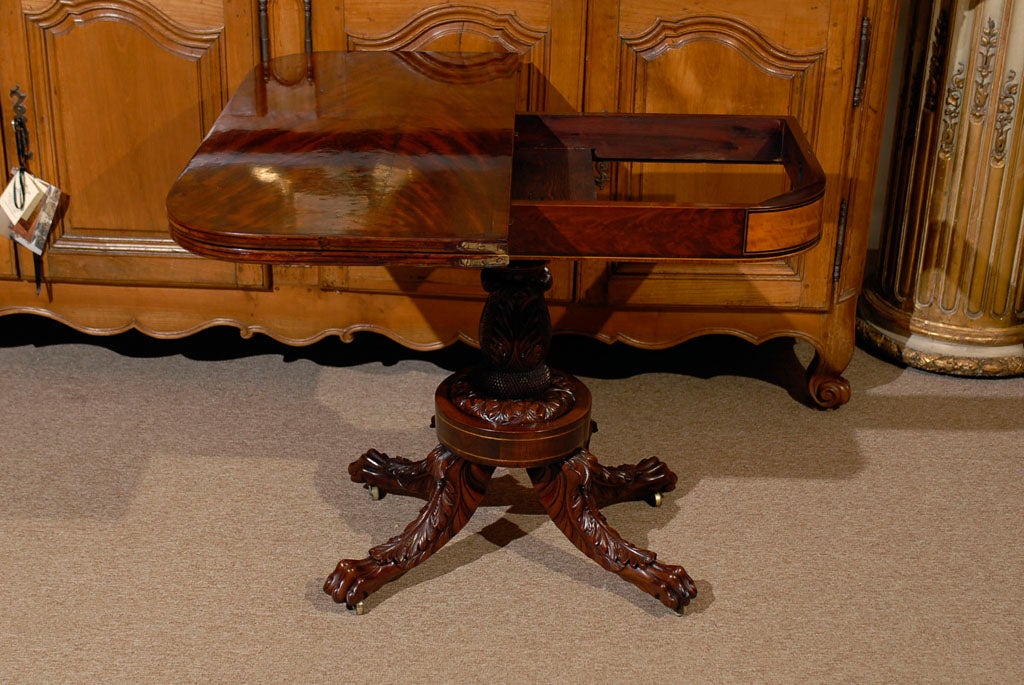 Mahagoni-Spieltisch aus dem 19. Jahrhundert mit aufwändig geschnitztem Sockel im Angebot 2