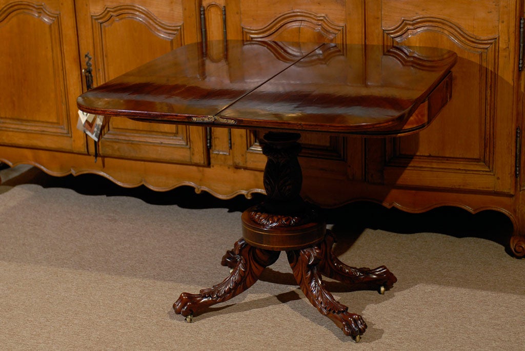 Mahagoni-Spieltisch aus dem 19. Jahrhundert mit aufwändig geschnitztem Sockel im Angebot 3