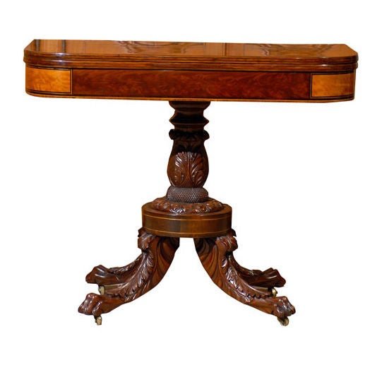 Mahagoni-Spieltisch aus dem 19. Jahrhundert mit aufwändig geschnitztem Sockel