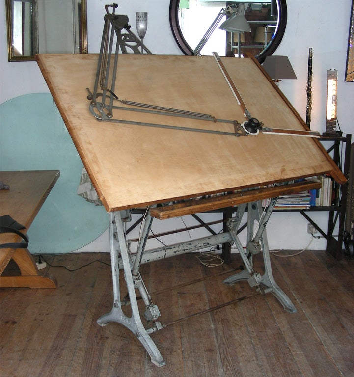 1920-1930 architect's drawing table with base in cast iron, wooden table and metal arms. Drawing surface can be taken off. Mechanism in good condition. Maximum height 186 cm.