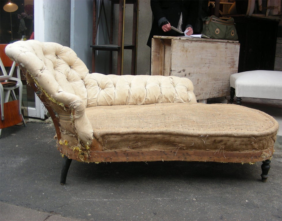 End of 19th century tufted méridienne with dark wood legs. To be re-upholstered.