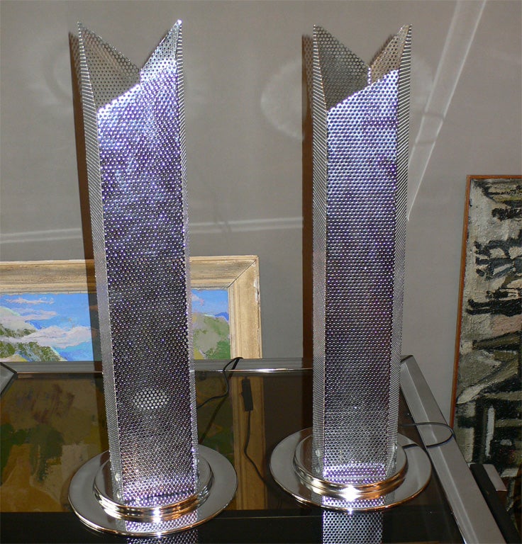 Français Deux lampes en métal des années 1980 en vente