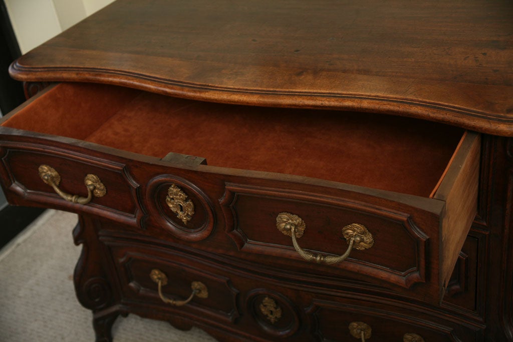 Walnut French Commode Mazarine Late 17th Century For Sale 4