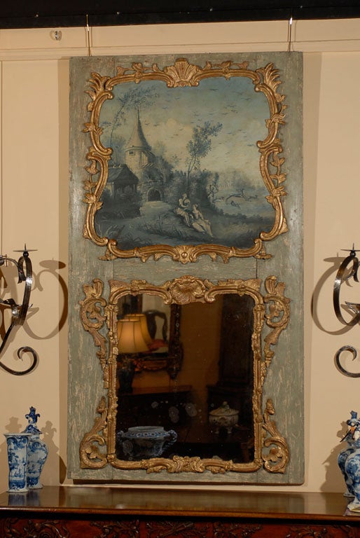 Miroir trumeau de style rococo peint et doré à la feuille, avec peinture en grisaille dans des tons bleus et verts, datant du 19ème siècle et d'origine française. 

Pour de nombreuses autres antiquités de qualité, veuillez visiter nos galeries en