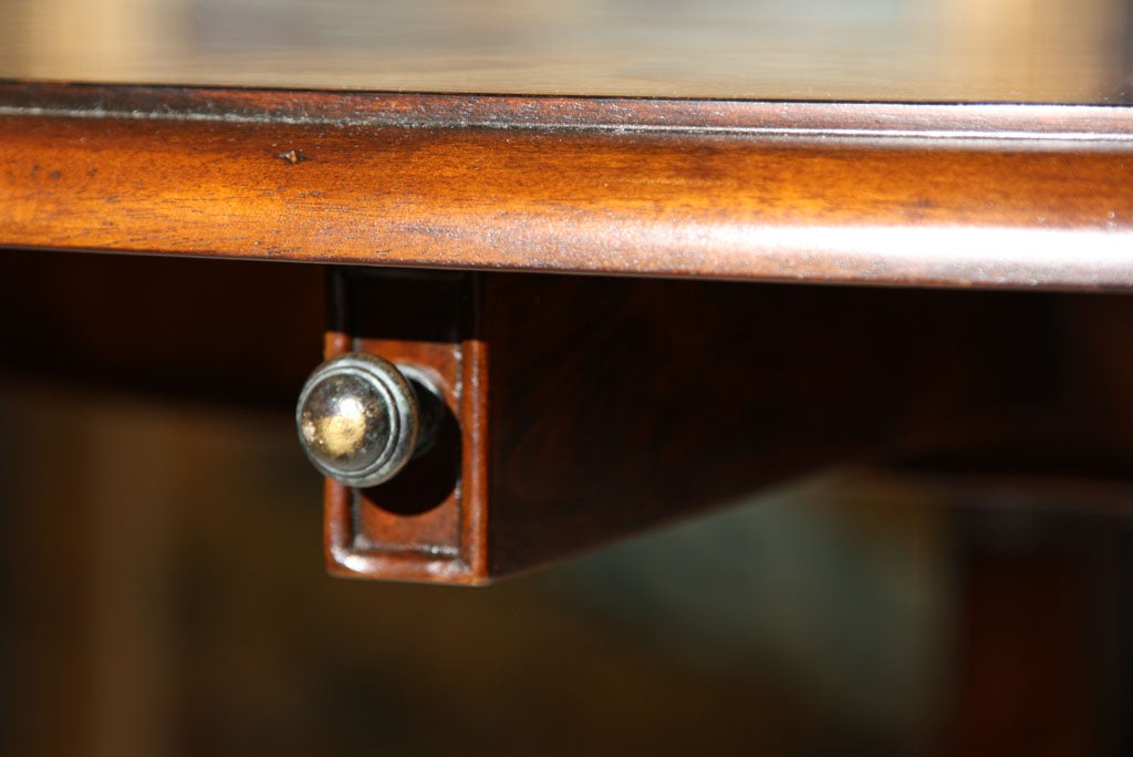 20th Century REGENCY  CIRCULAR  EXTENDING  DINING  TABLE