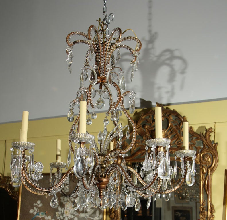 Un élégant lustre italien à 8 lumières en cristal perlé.