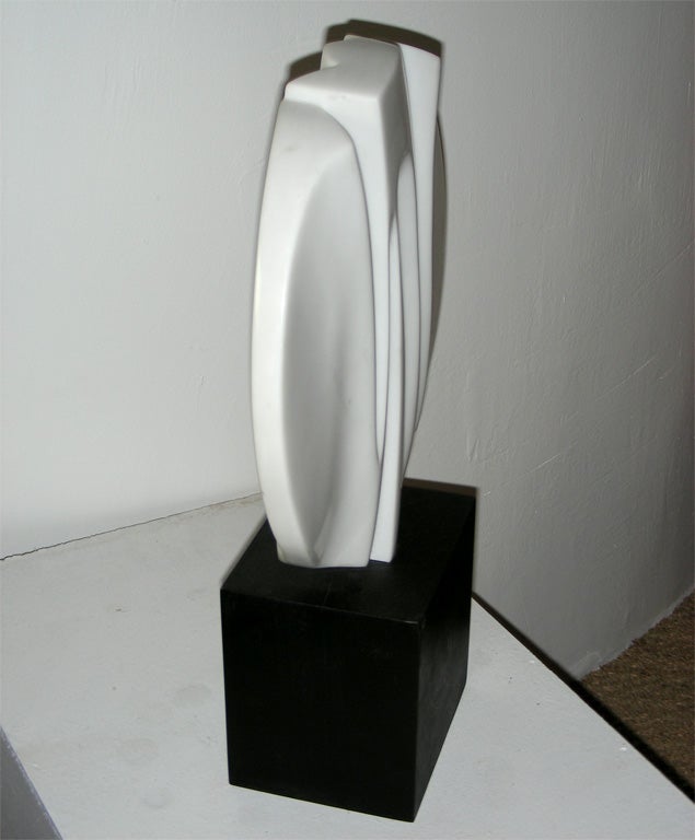 2008 sculpture by Bertrand Créac'h in white marble set on a black wooden base.