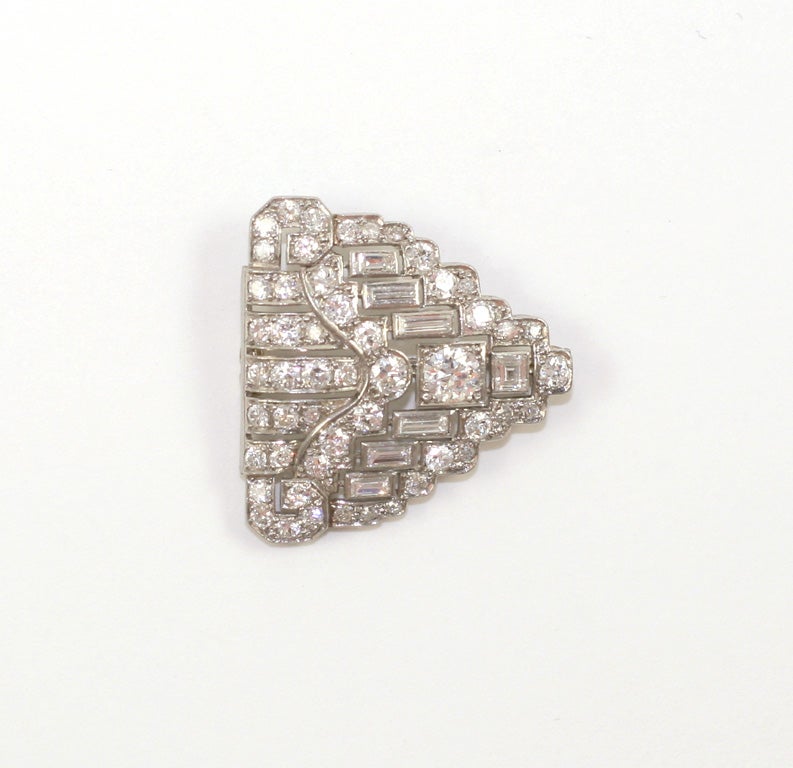 Single clip set with 50 round diamonds, 2.00 carats<br />
1 round diamond 0.40<br />
6 baguettes 0.50<br />
One square 0.15