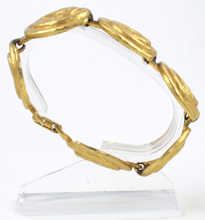 Six swirl link goldtone bracelet.