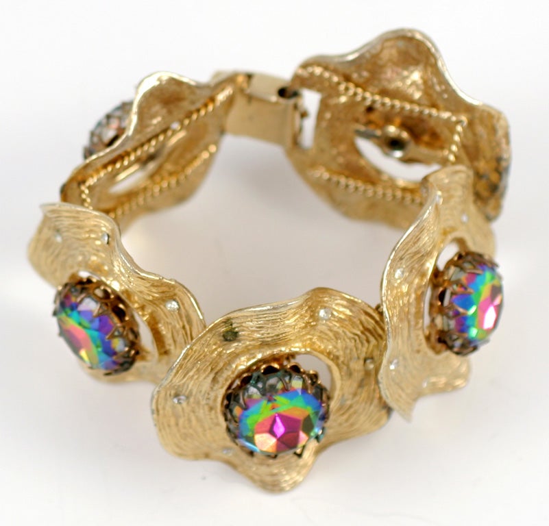 Bracelet doré avec de grandes pierres Aurora Borealis, bijoux de fantaisie Bon état - En vente à Stamford, CT