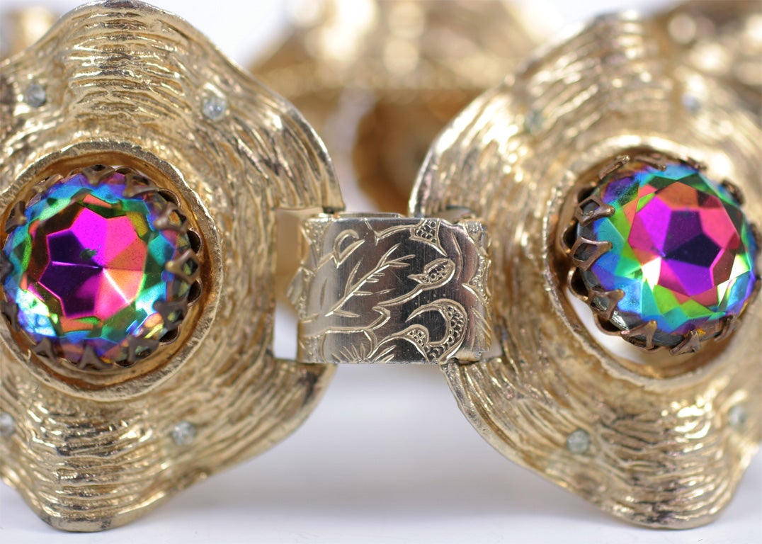 Bracelet doré avec de grandes pierres Aurora Borealis, bijoux de fantaisie en vente 1