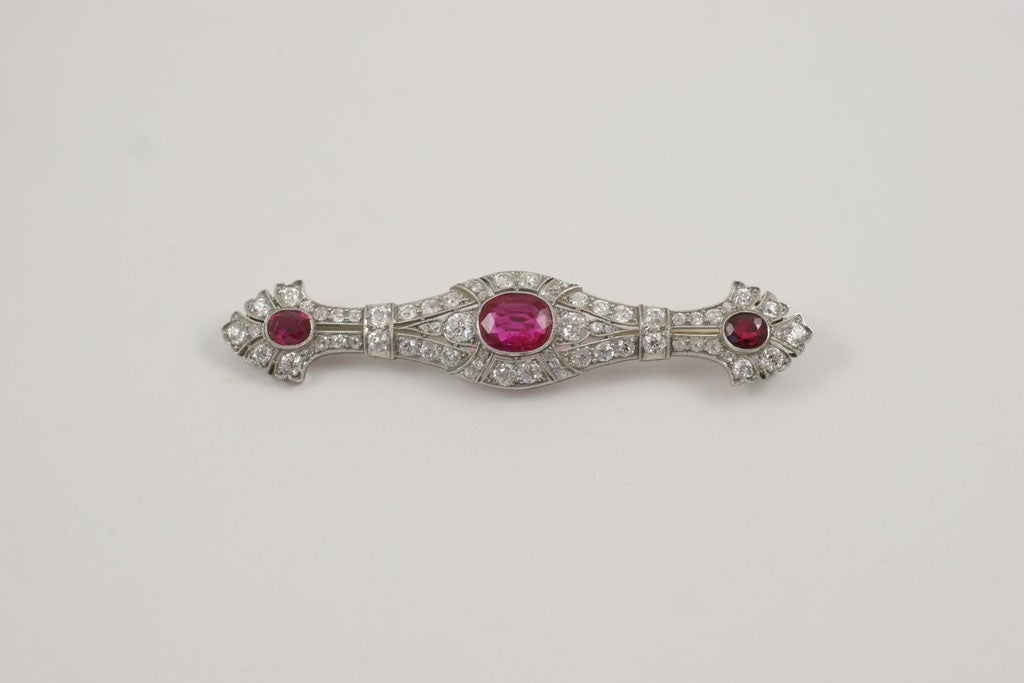 one of the finest examples of Amercican Art Deco<br />
platinum bar brooch set with oval Burma ruby approximate weight 2.00 ct<br />
62 round diamonds 3.25 carats<br />
2 oval rubies 1.50 carats