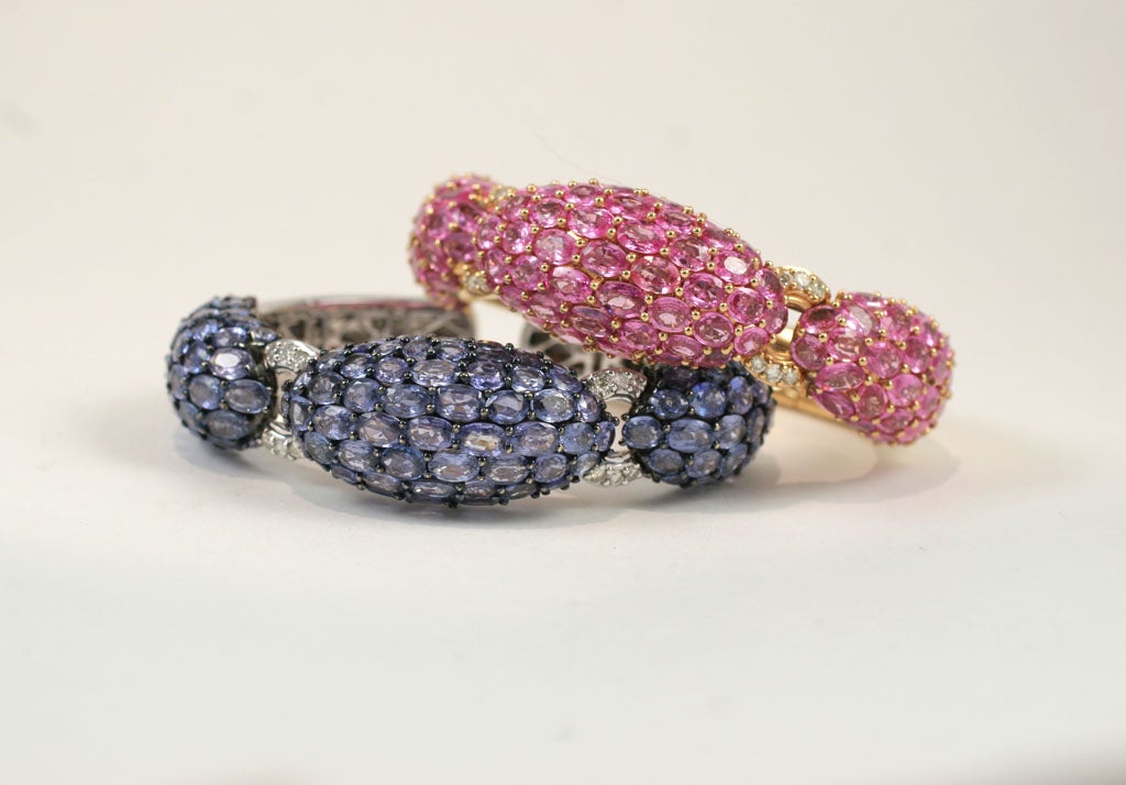 bracelets manchettes larges en diamant 18 K, rose et saphir bleu <br />
<br />
Saphir bleu 55.00 Diamants .54 $16,000<br />
Saphir rose 43.72 Diamants .54 $16,500