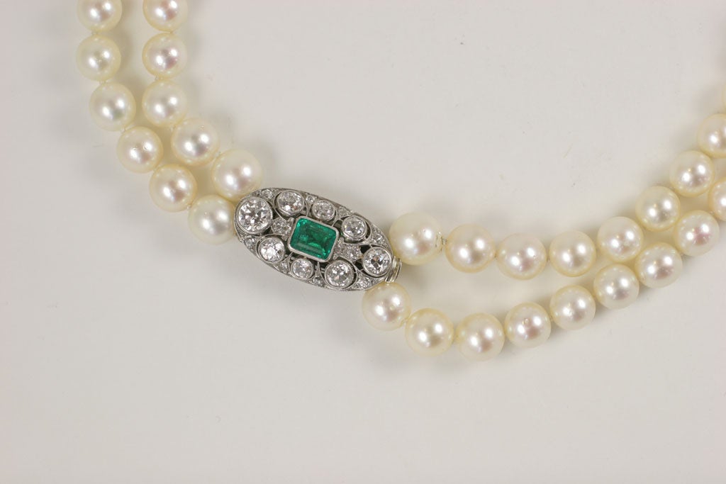 Halskette aus Zuchtperlen, Diamanten und Smaragden im Art déco-Stil Damen im Angebot