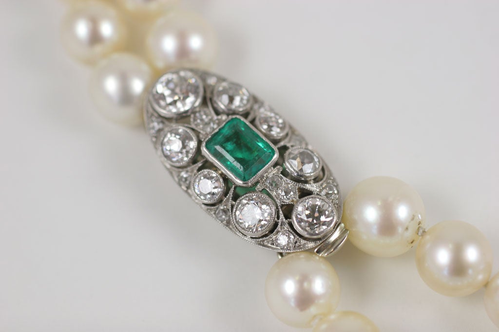 Halskette aus Zuchtperlen, Diamanten und Smaragden im Art déco-Stil im Angebot 1