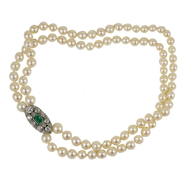 Halskette aus Zuchtperlen, Diamanten und Smaragden im Art déco-Stil im Angebot