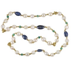 Lange Halskette aus mehrfarbigen Steinen und Perlen