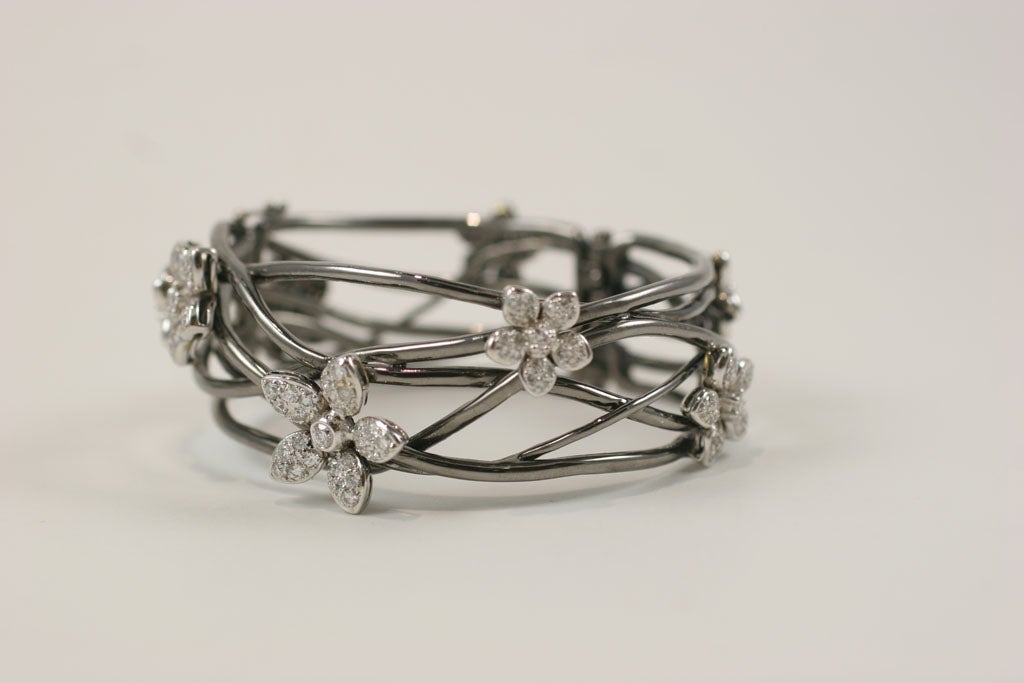 Bracelet fleur en or noirci et diamants Pour femmes en vente