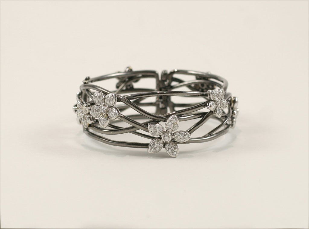 bracelet fleur en or noir et diamant 18 k