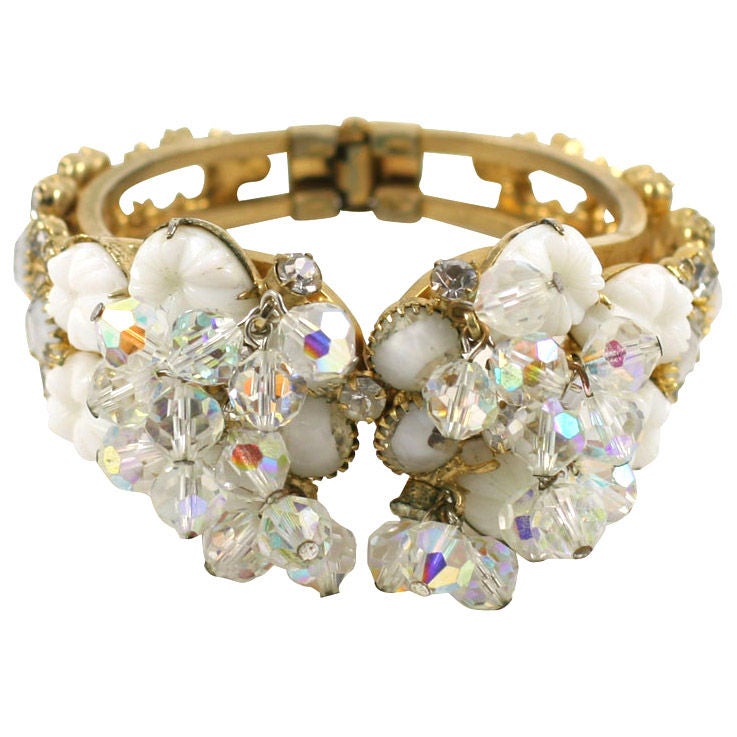 Bracelet manchette Juliana « or » à salade de fruits, perles blanches et strass   en vente