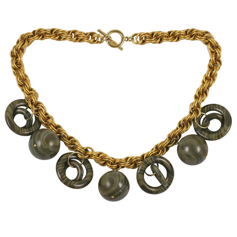 Collier en or épais avec gros pendants et bijoux fantaisie en vente