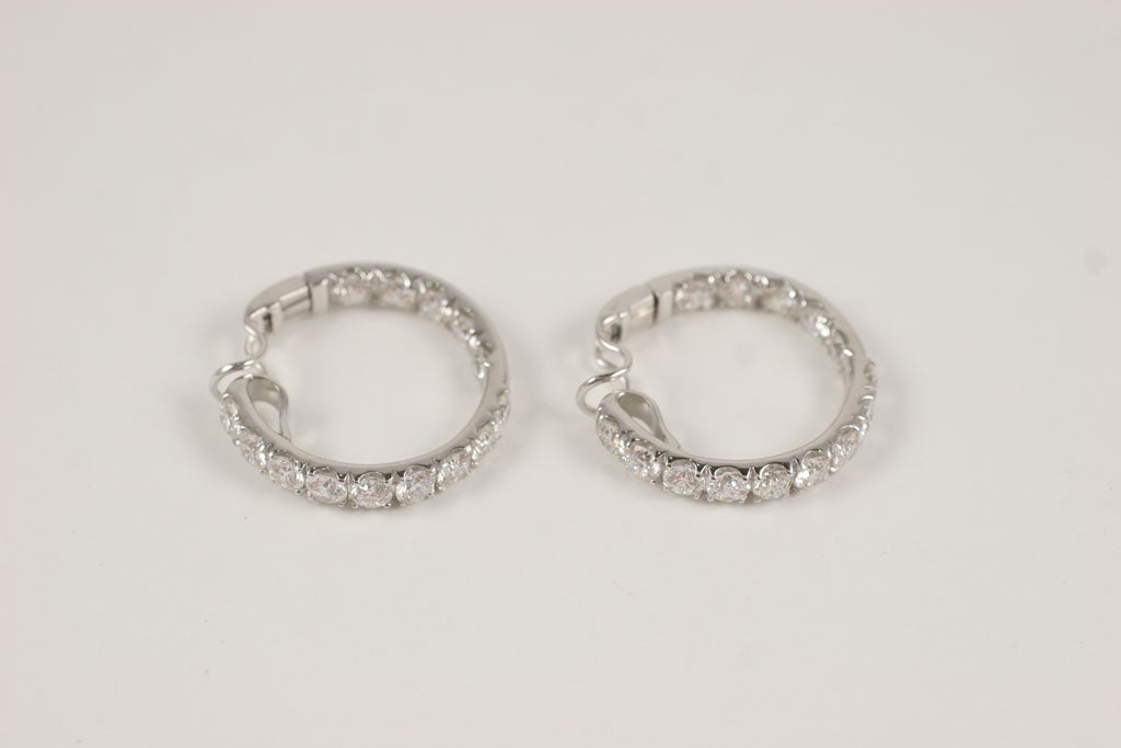 18 k Vollschliff-Diamant-Reifenohrringe im Angebot 5