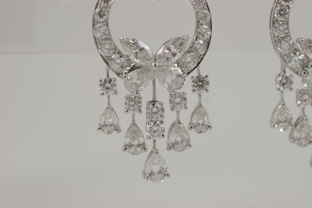 18 k Exquisie Diamond Earrings In New Condition For Sale In New York, NY