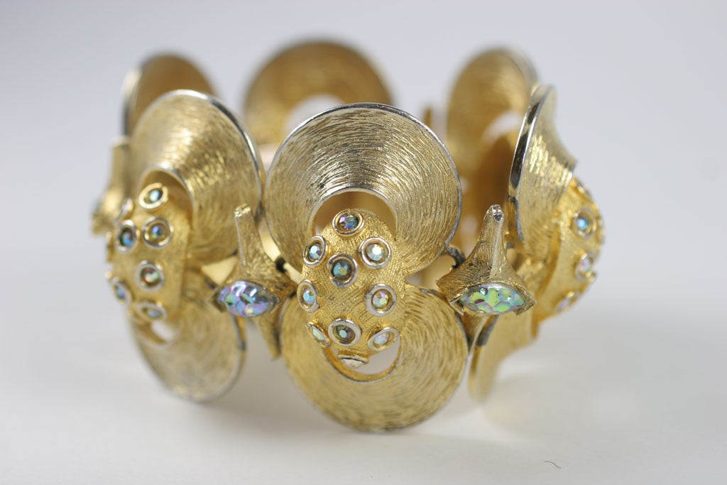 HOBE Bracelet en forme de coquille de palourde en strass et or en vente 1