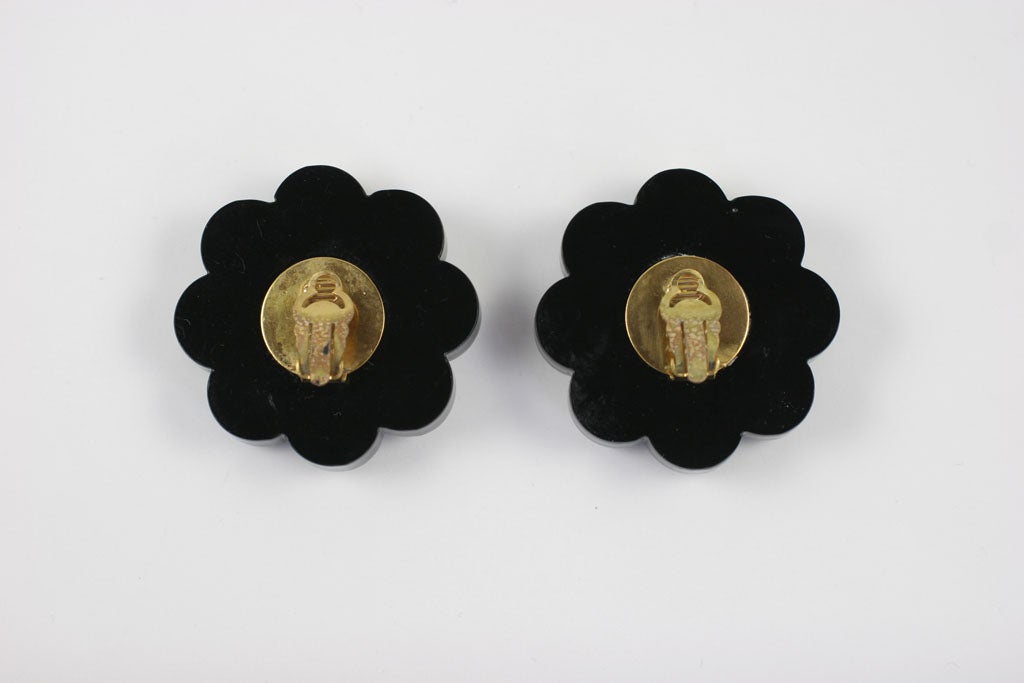 Spectacular Chanel Daisy Earrings, Costume Jewelry In Excellent Condition In Stamford, CT