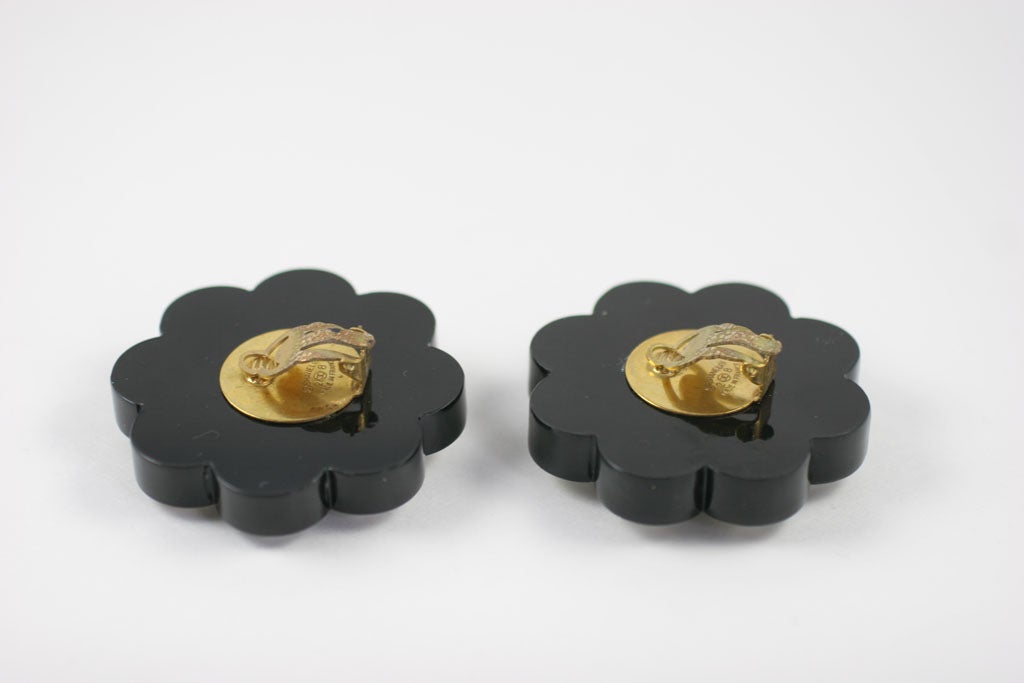 Spektakuläre Chanel Gänseblümchen-Ohrringe, Kostümschmuck 3