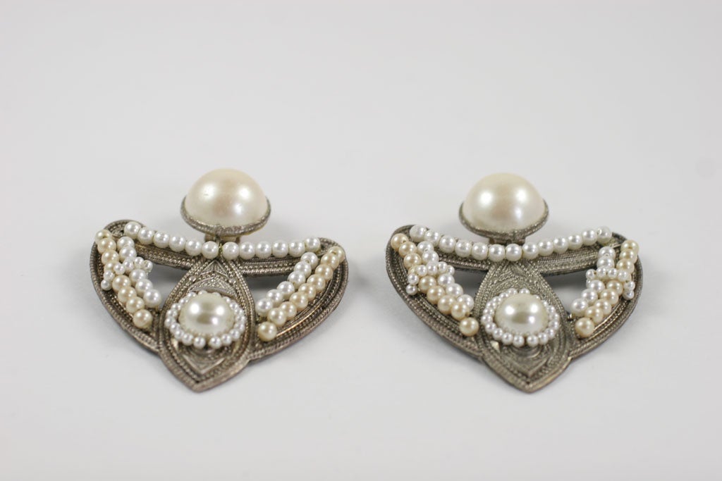 Grandes boucles d'oreilles en argent et « perles », bijouterie de fantaisie Excellent état - En vente à Stamford, CT