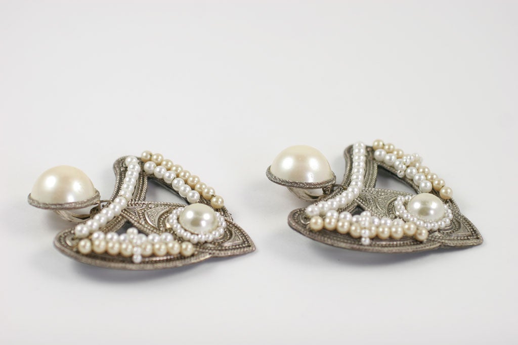 Grandes boucles d'oreilles en argent et « perles », bijouterie de fantaisie en vente 3