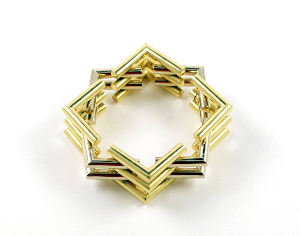 The interlocking triangular links form two interlocking squares when on the wrist.