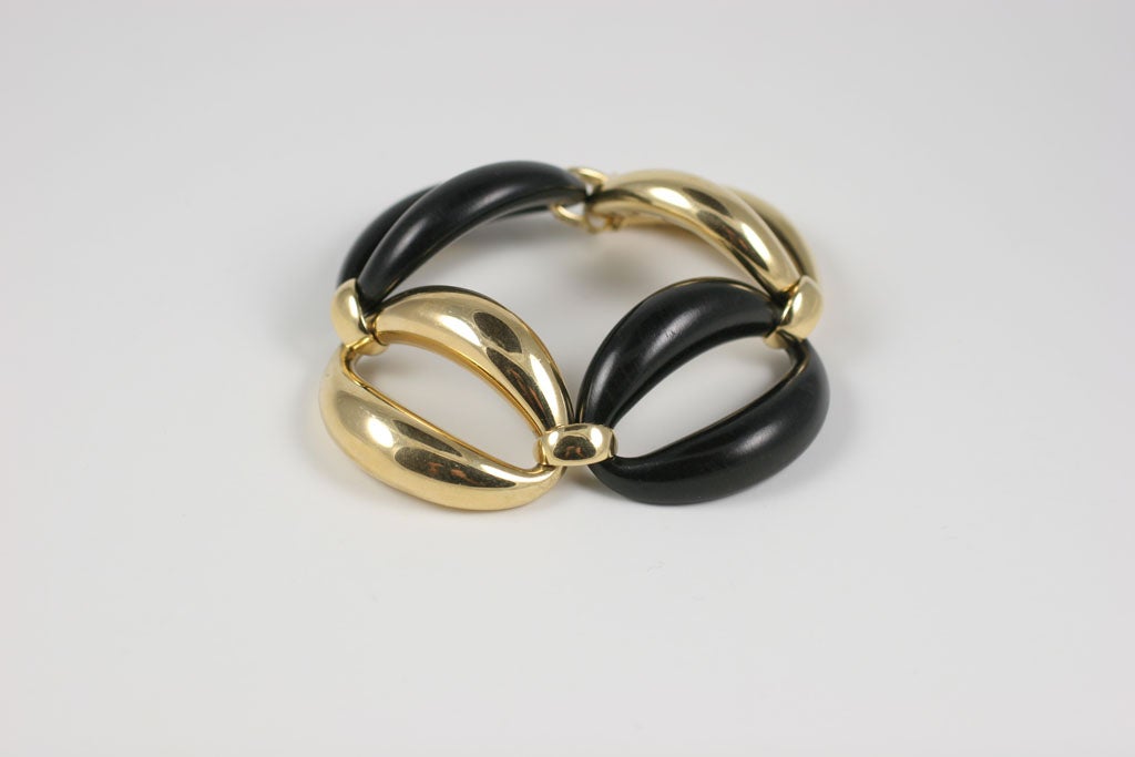 18kt Yellow Gold and Ebony oval link Bracelet In New Condition For Sale In New York, NY