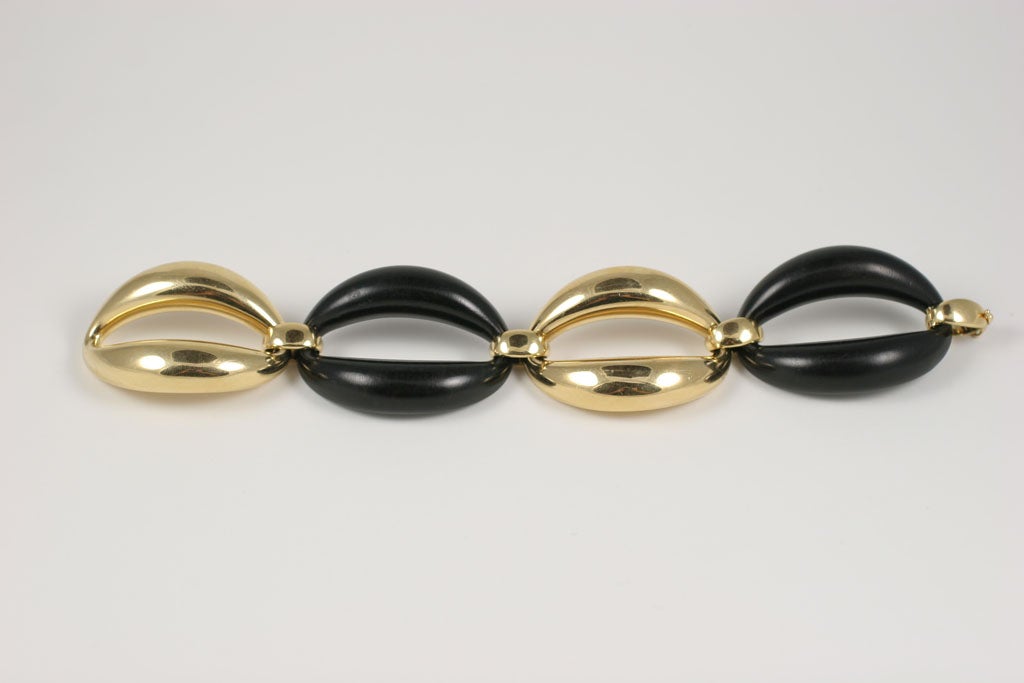 Bracelet à maillons ovales en or jaune 18 carats et ébène en vente 1