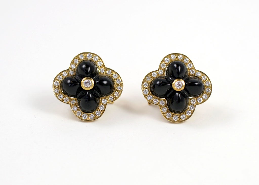 18 Karat Gelbgold Ohrringe mit schwarzem Onyx und Diamantblumen im Zustand „Neu“ im Angebot in New York, NY