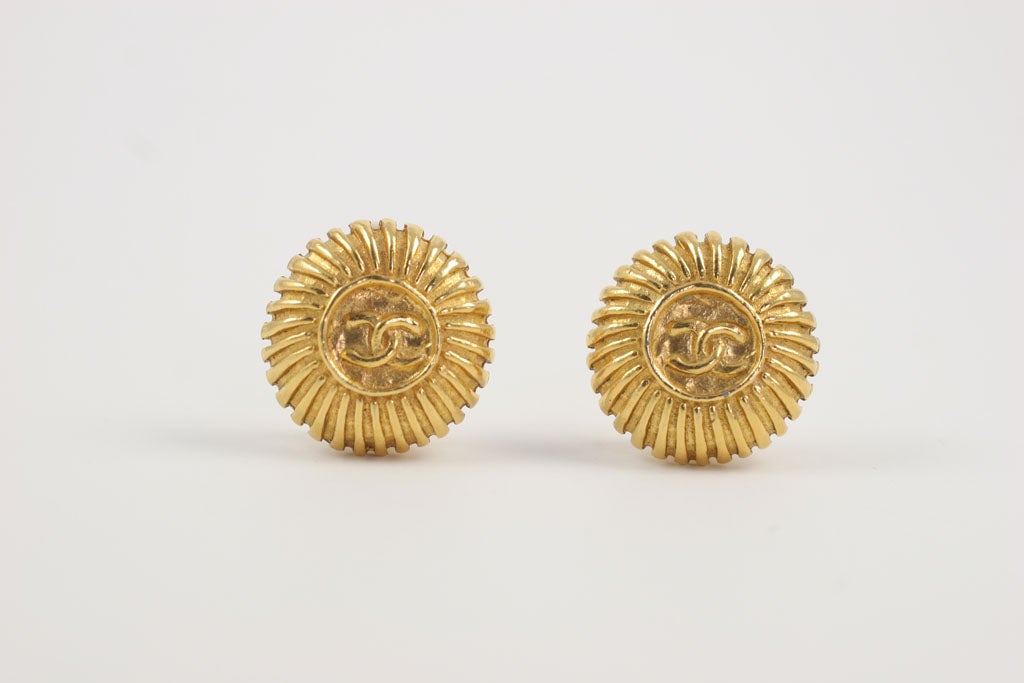 Round goldtone Chanel earrings with double 