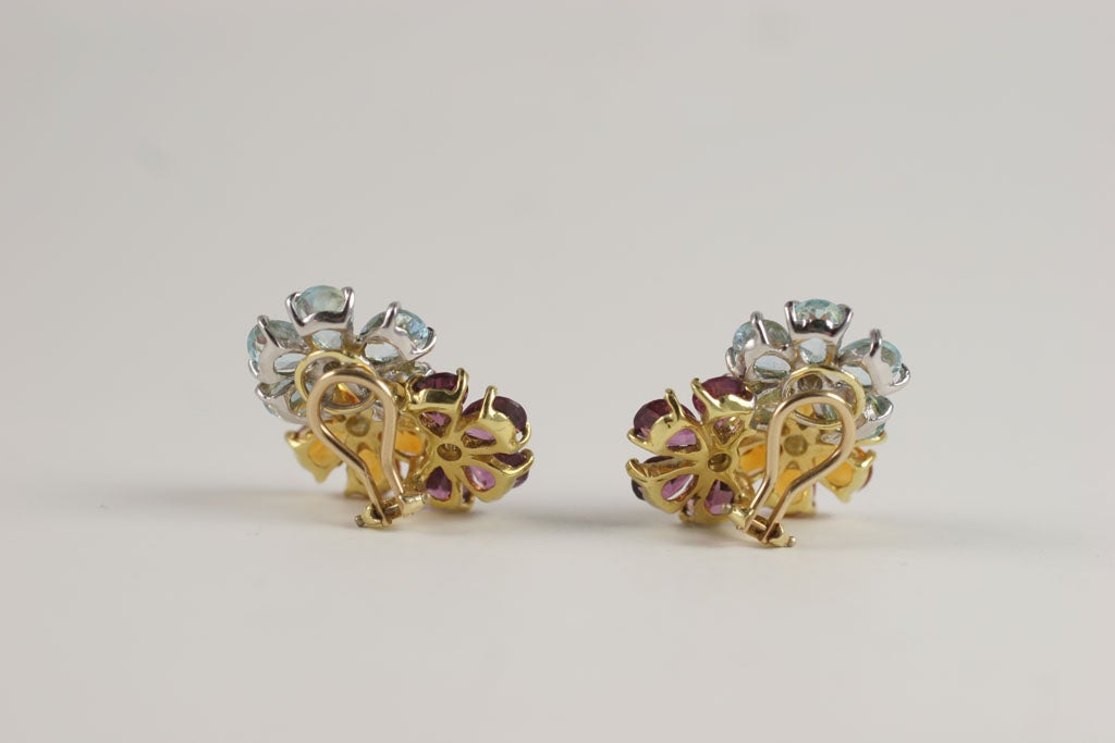 18kt White gold Three Flower Cluster Earring In New Condition For Sale In New York, NY