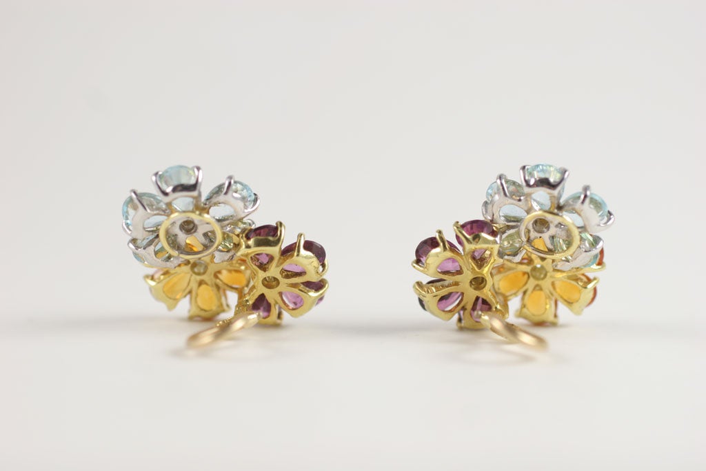18kt White gold Three Flower Cluster Earring For Sale 2