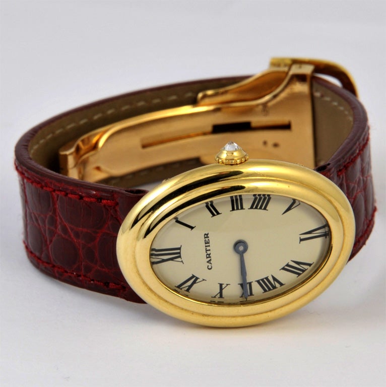 An 18 K yellow gold watch, model Baignoire, signed Cartier Paris, with a 18 K yellow gold deployant clasp and a diamond on the winder. Number 826526. Mechanical movement.