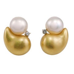 Spectacular Marlene Stowe Gold Pearl Curved Drop Earclips