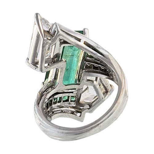 Spectacular Emerald and Diamond Ring For Sale 1