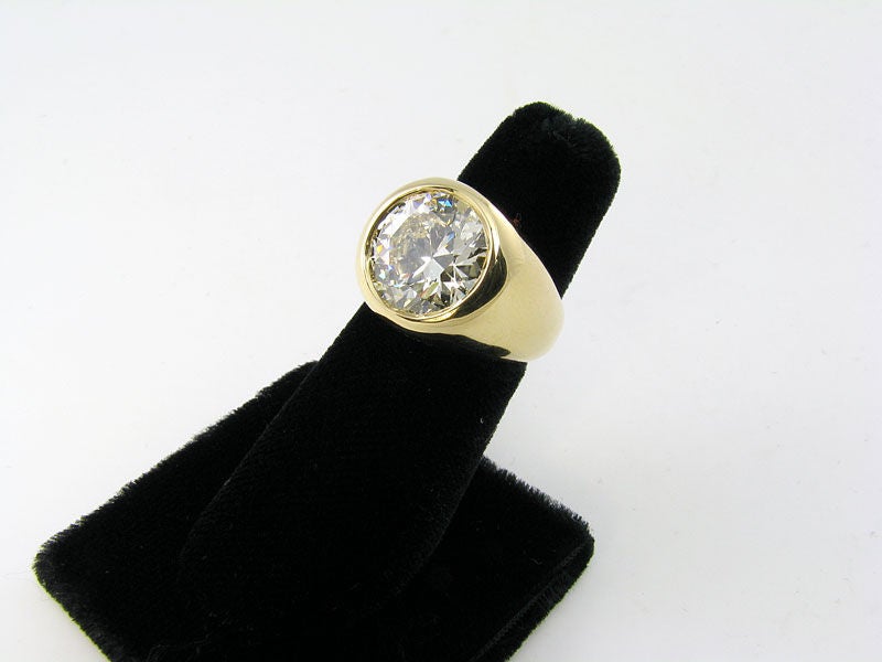 Ein Ring im Zigeunerstil aus 18 Karat Gold mit einem Diamanten im alteuropäischen Schliff von etwa 6::56 Karat.