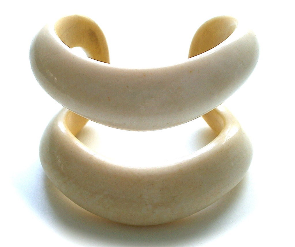 A handsome ivory cuff bracelet by Elsa Peretti. The 3/8