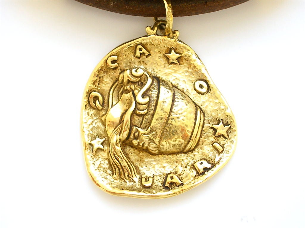 A handsome 18k yellow gold and leather necklet by Gioconda. The 1 5/8