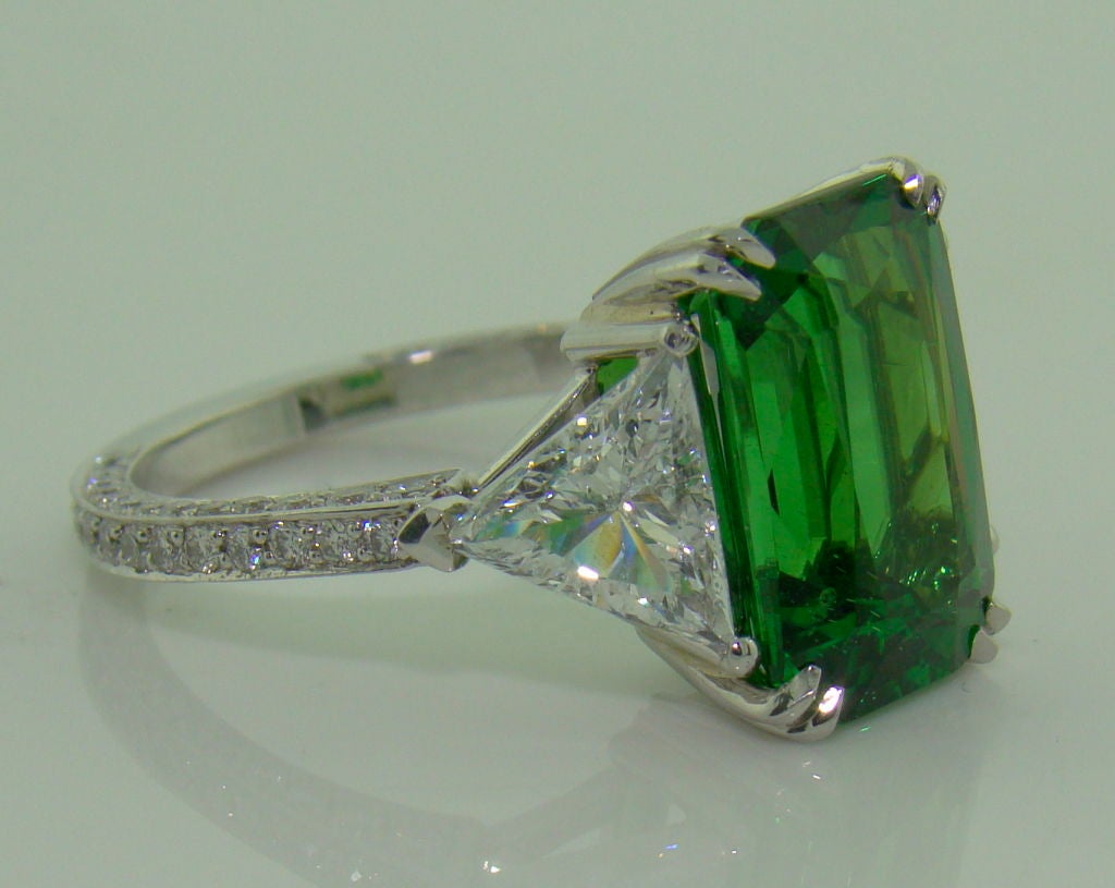 5.50 Karat Tsavorit-Granat:: zwei Diamanten im Dreiecksschliff mit 1::15 und 1 Karat