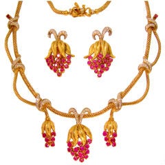 Collier et boucles d'oreilles italiens en or jaune avec rubis et diamants des annes 1940