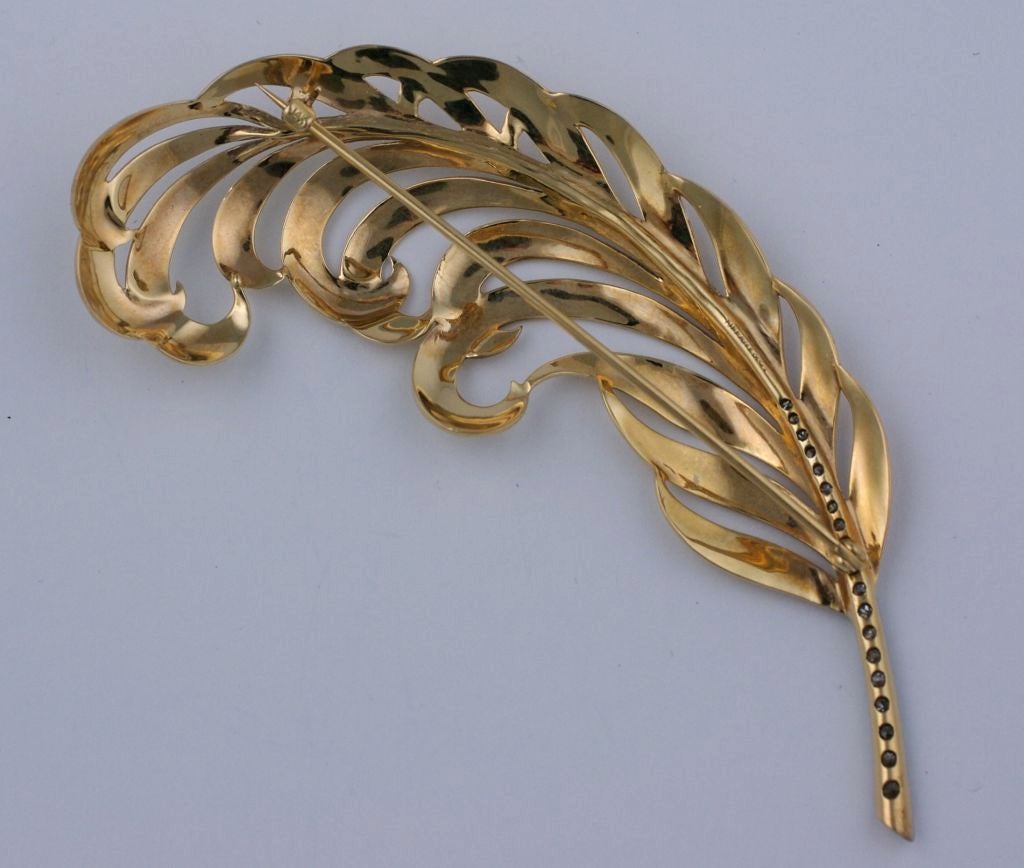 Oversized Retro feather spray by Tiffany in 14k gold with a spine of diamonds set in platinum. 1940s USA. 4