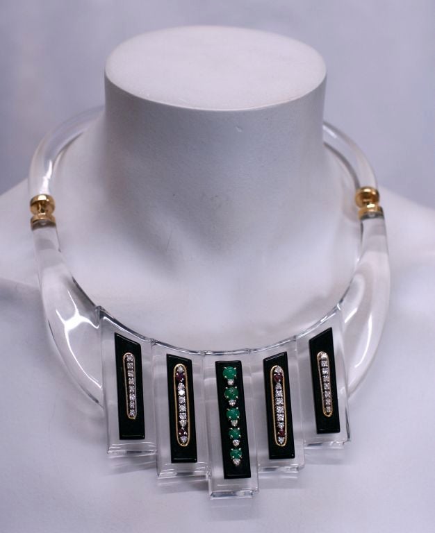 Individueller Lucite-Diamant-Smaragd-Rubin-Kragen-Halsband im Zustand „Hervorragend“ im Angebot in Riverdale, NY