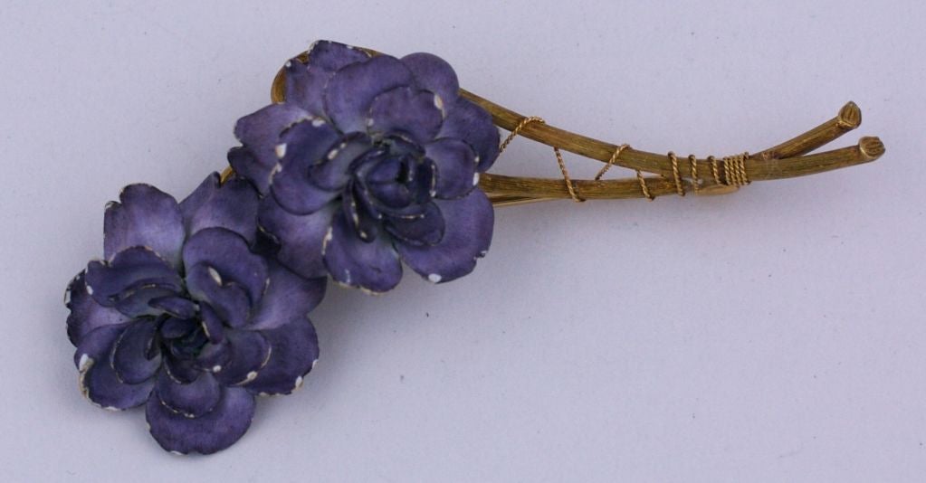 Realistic spray of violets in enamel and gold from the late 19th Century. Fine gold wirework form a loosely wrapped 